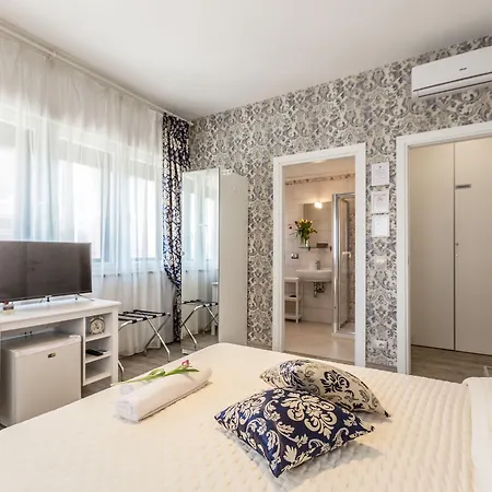 Гостевой дом Central City Rooms 4*